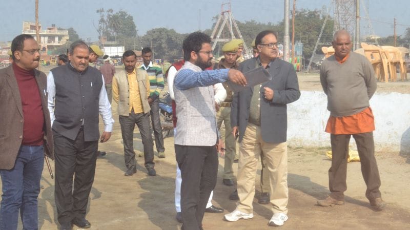 प्रदर्शनी: मंच टूटा देख डीएम के तेवर तल्ख