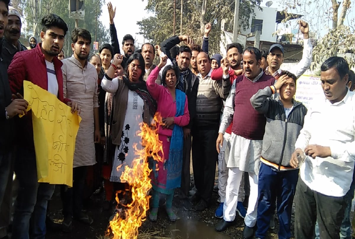 Meerut, Blow the effigy of BJP MP and legislator and stir up anger