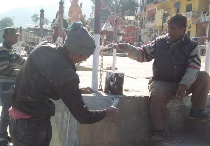 बागेश्वर में अस्थायी पैदल पुलों और रंग रोगन काम शुरू