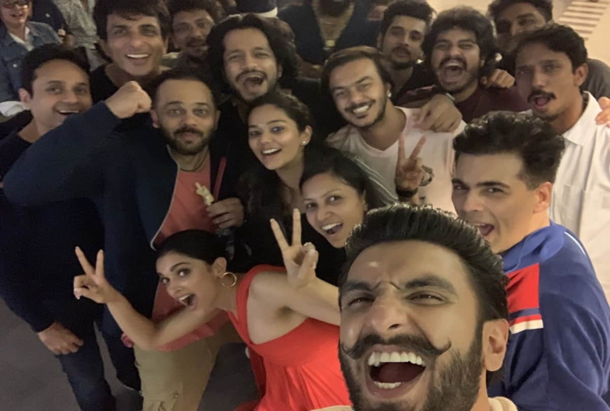 deepika padukone comes with ranveer singh family in shimba screnning