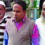 जानकारी देते ग्रामीण