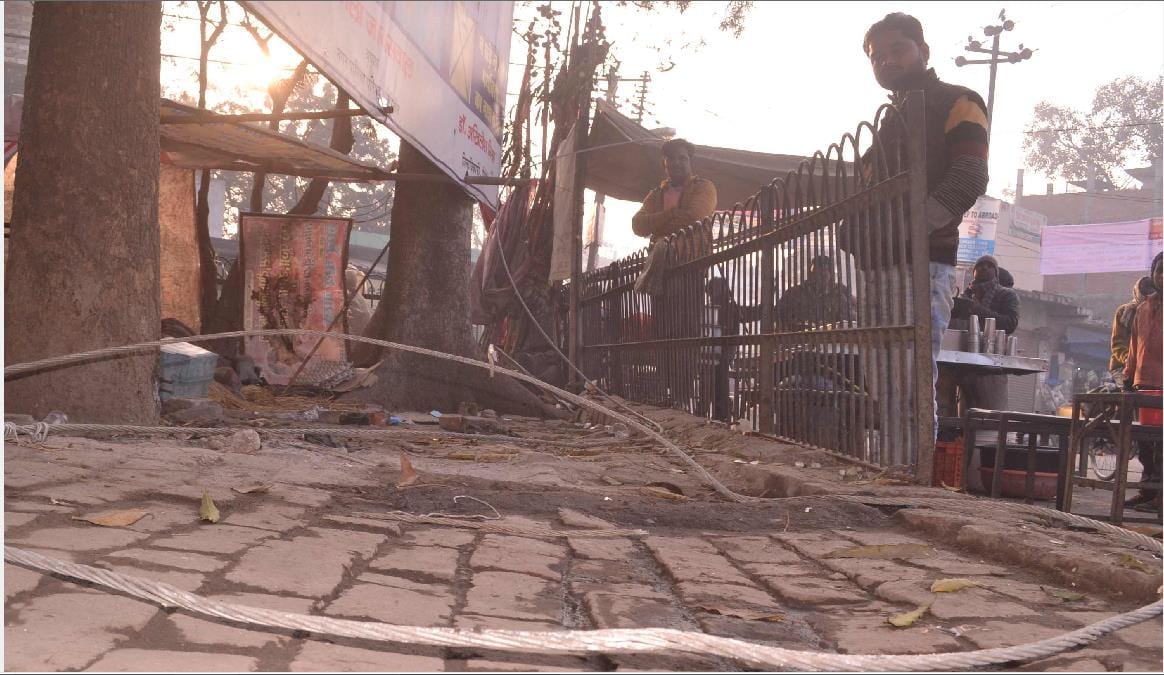 गन्ना लदे ट्रक से टूटे तारों से तीन खोखों में लगी आग