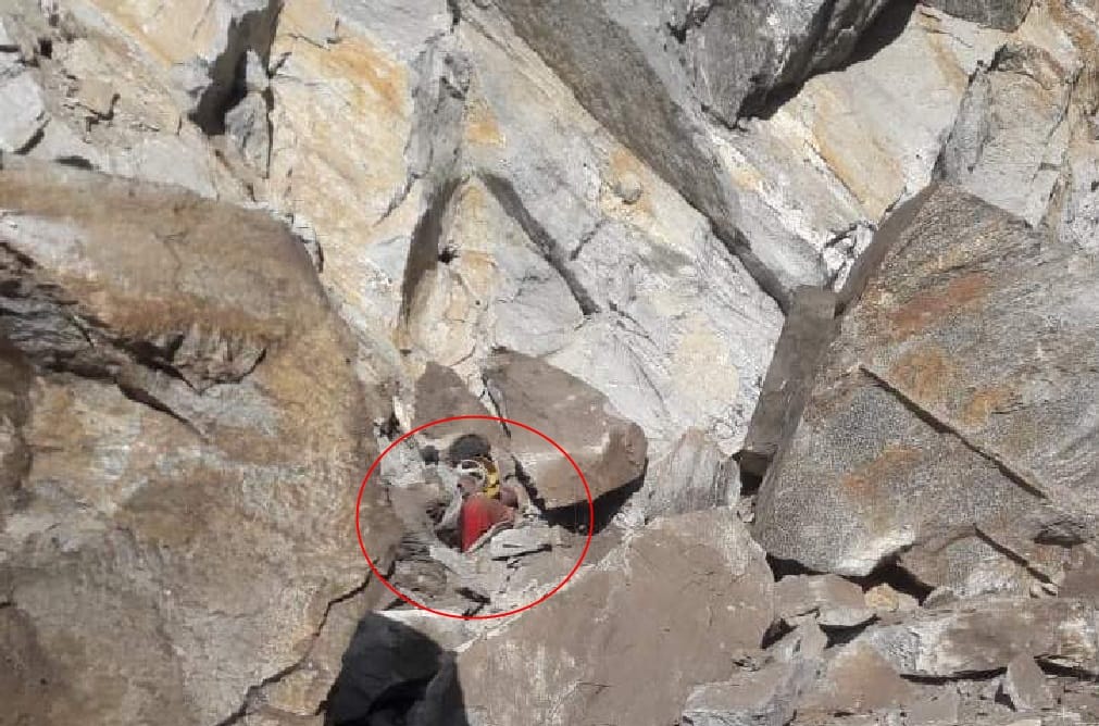 Rock collapse during Landslide two labourers killed in pithoragarh