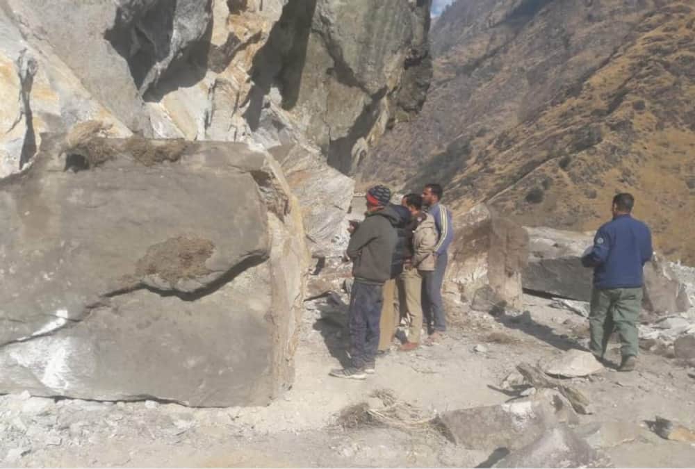 Rock collapse during Landslide two labourers killed in pithoragarh