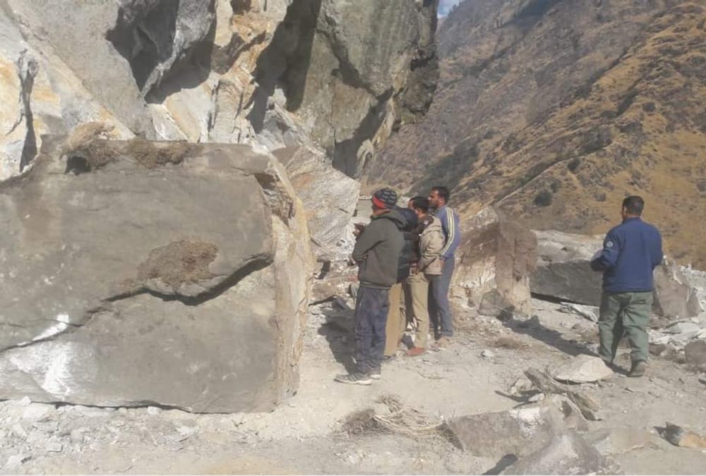 Rock collapse during Landslide two labourers killed in pithoragarh