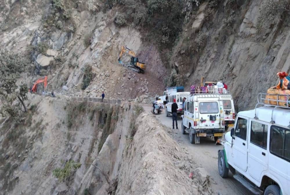 Rock collapse during Landslide two labourers killed in pithoragarh