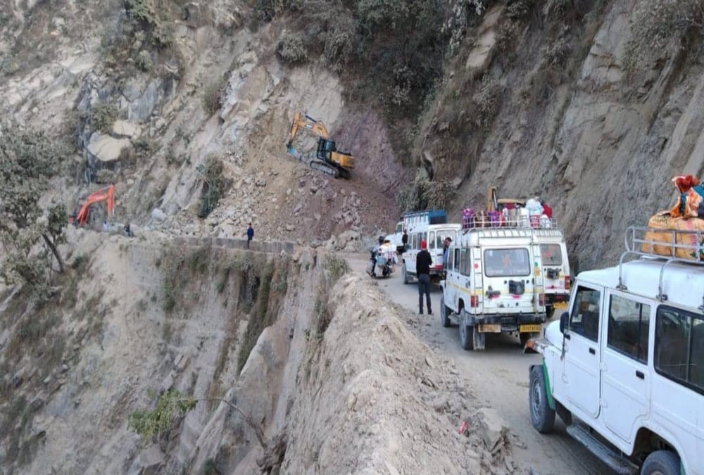 Rock collapse during Landslide two labourers killed in pithoragarh