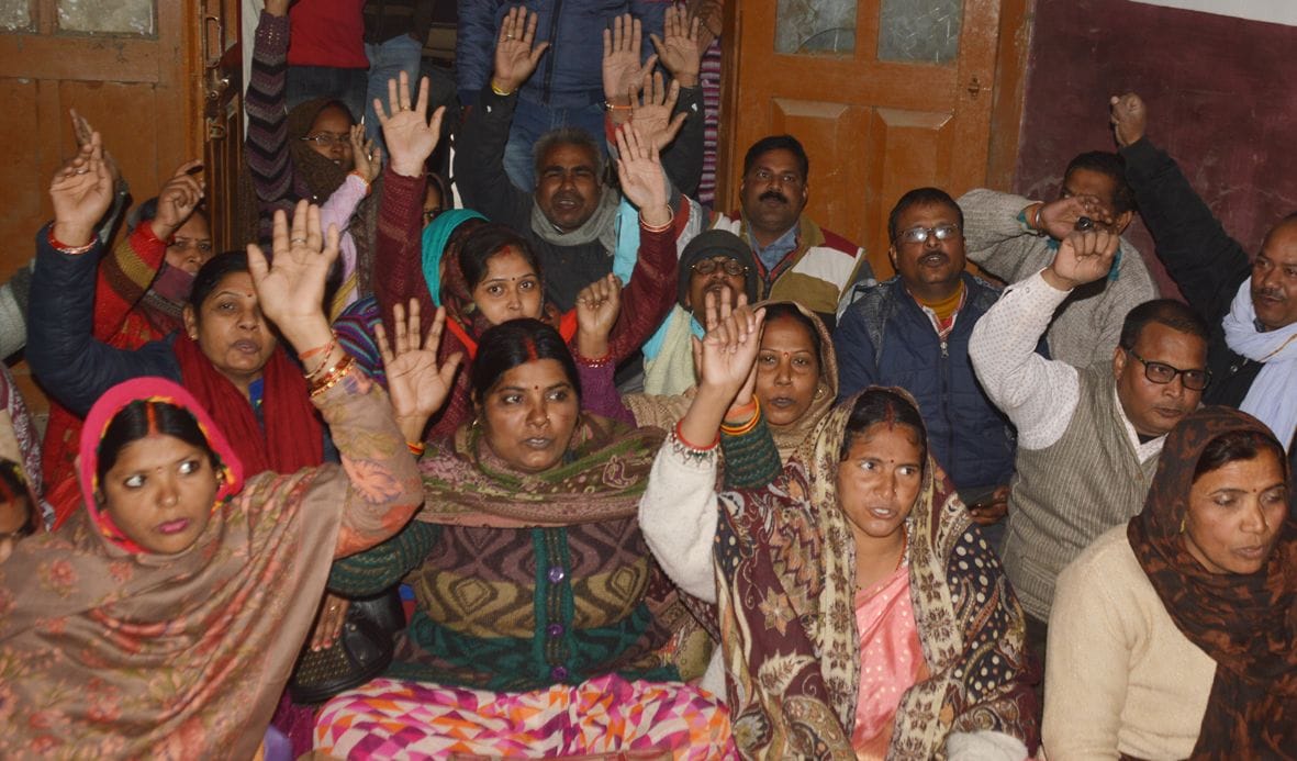 शिक्षामित्रों ने बीएसए कार्यालय पर जड़ा ताला
