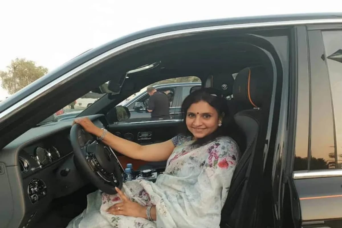 This lady received a  a car of 6.95 crore from her  husband