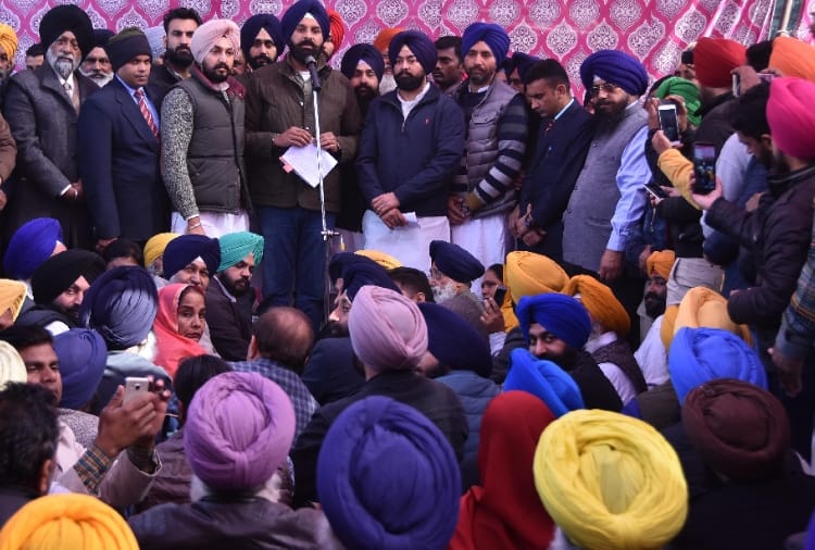 paint on rajiv gandhi statue in ludhiana is new issue for akali dal