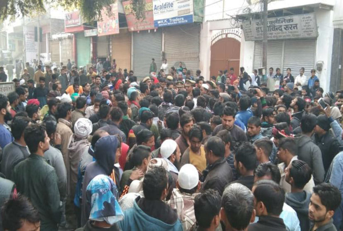 Rickshaw Driver dies after collision of school bus in mathura