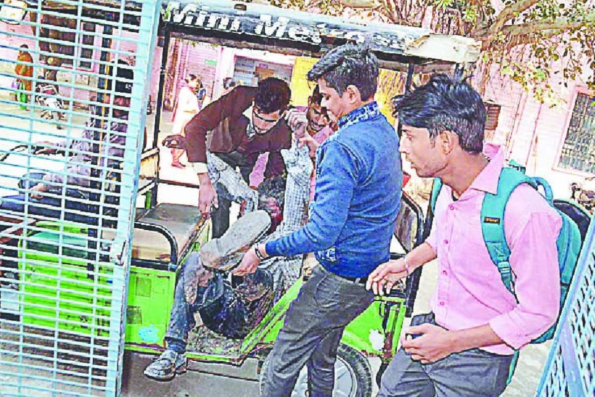 Six Injured After A Gas Cylinder Blasted At Bus Stand In Baghpat student ran for help