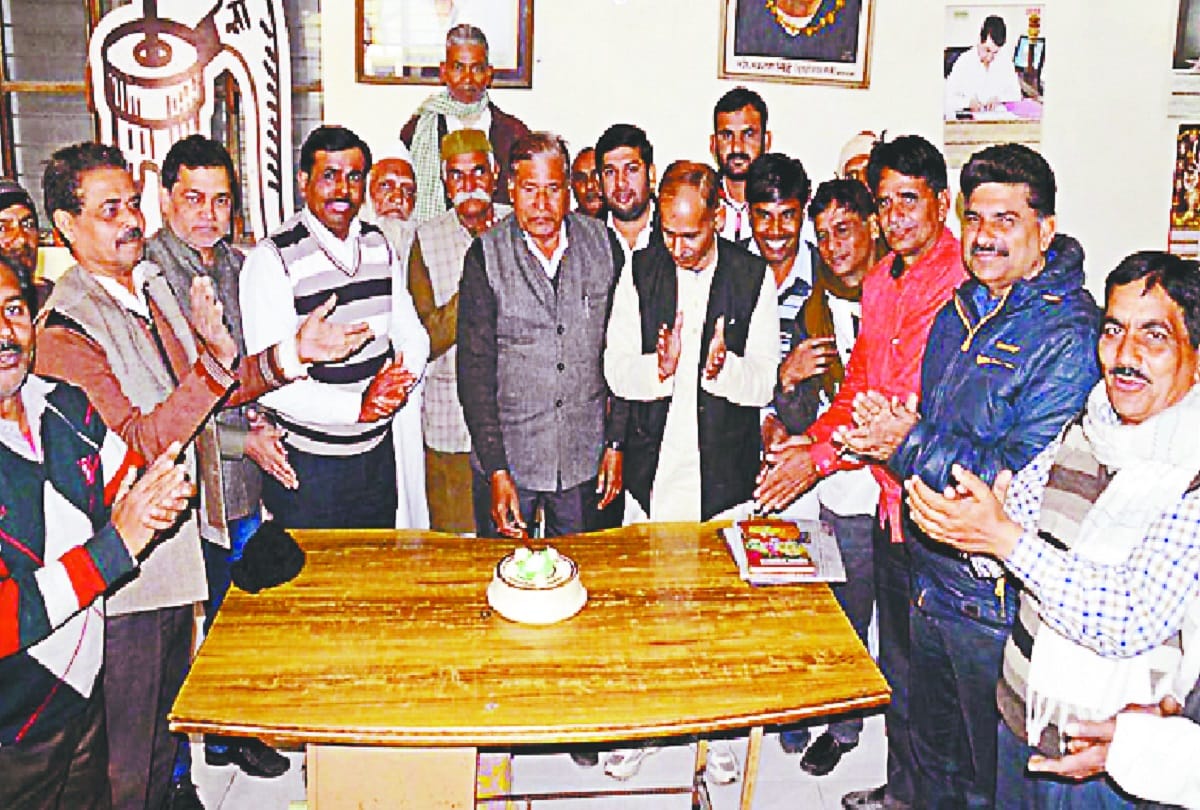 Baghpat, Jayant Chaudhary's birthday was celebrated at RLD office and the workers congratulated