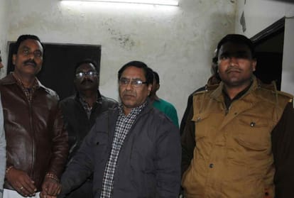 corruption prevention organization team caught clerk of LDA while taking bribe
