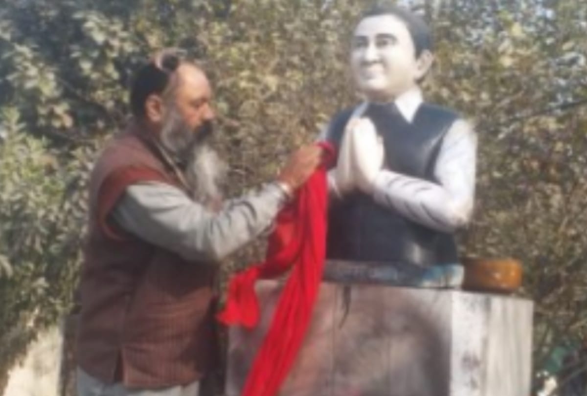 Congress leader clean Rajiv Gandhi statue by Turban