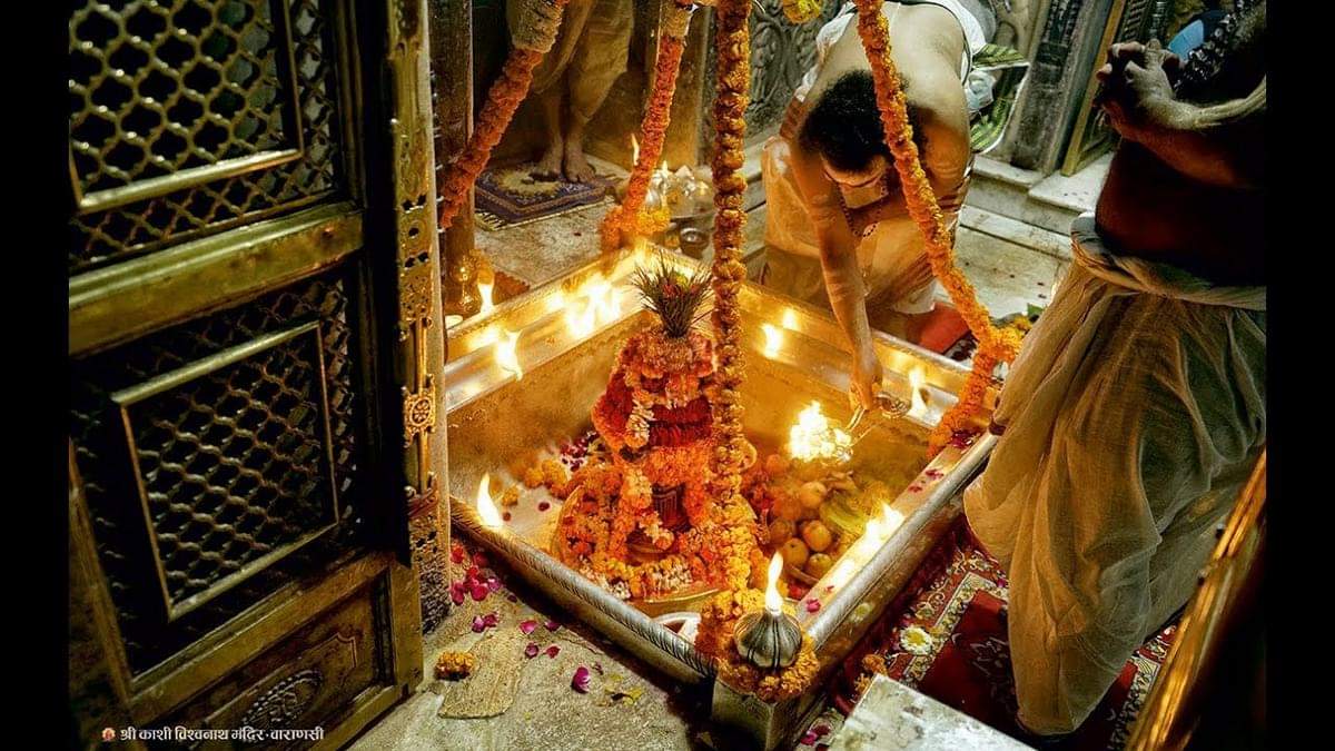 Kashi vishwanath temple decorate by 5 Quintal flowers in savan mela in varanasi