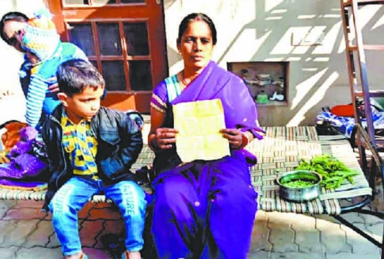 challan a woman in Chandigarh who peeling peas