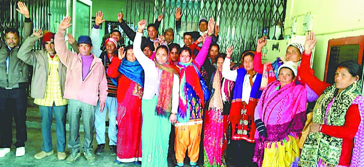 अस्पताल से भगाने पर भड़कीं आशा कार्यकर्ता, तहसील में  प्रदर्शन