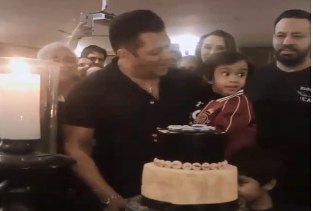 Happy Birthday Salman Khan Sultan cuts cake with aahil and bollywood celebs