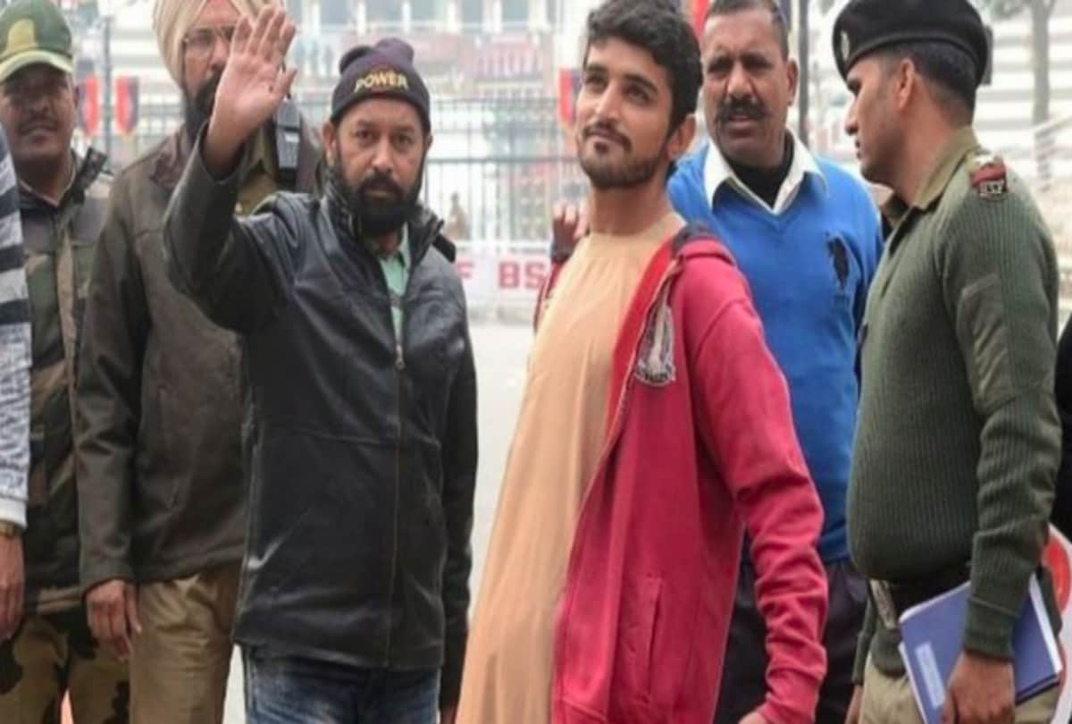 Shah rukh Khan Pakistan fan Abdullah Shah crossed india pakistan Border for meet him