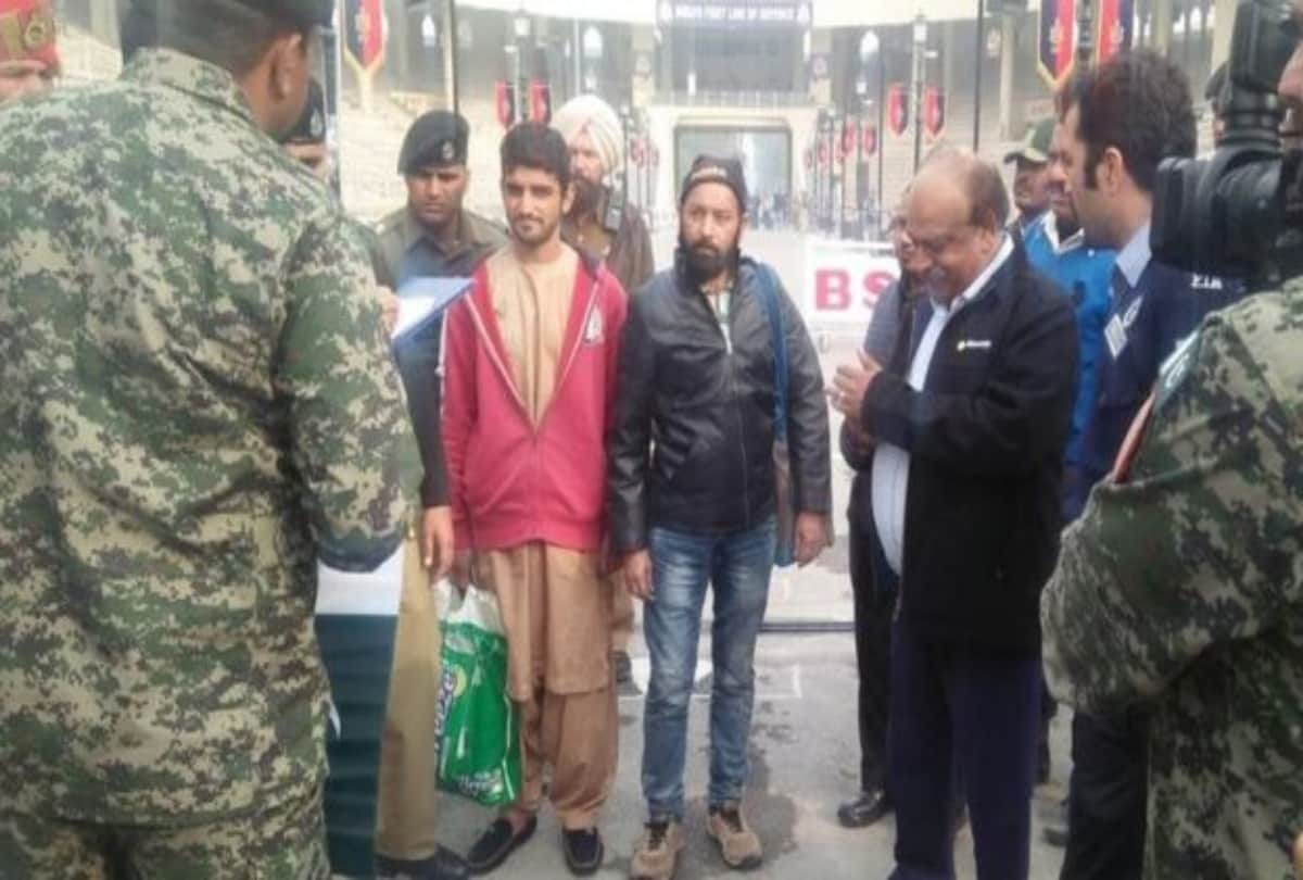 Shah rukh Khan Pakistan fan Abdullah Shah crossed india pakistan Border for meet him