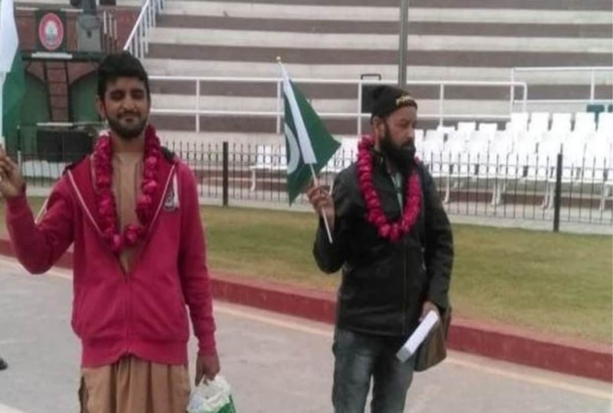 Shah rukh Khan Pakistan fan Abdullah Shah crossed india pakistan Border for meet him