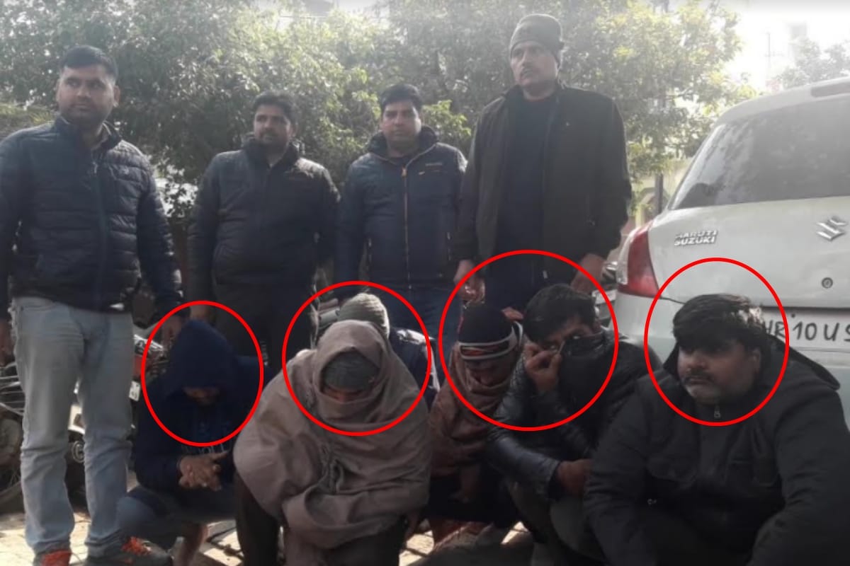 Meerut STF in baghpat caught a solver gang doing cheating in lakhs