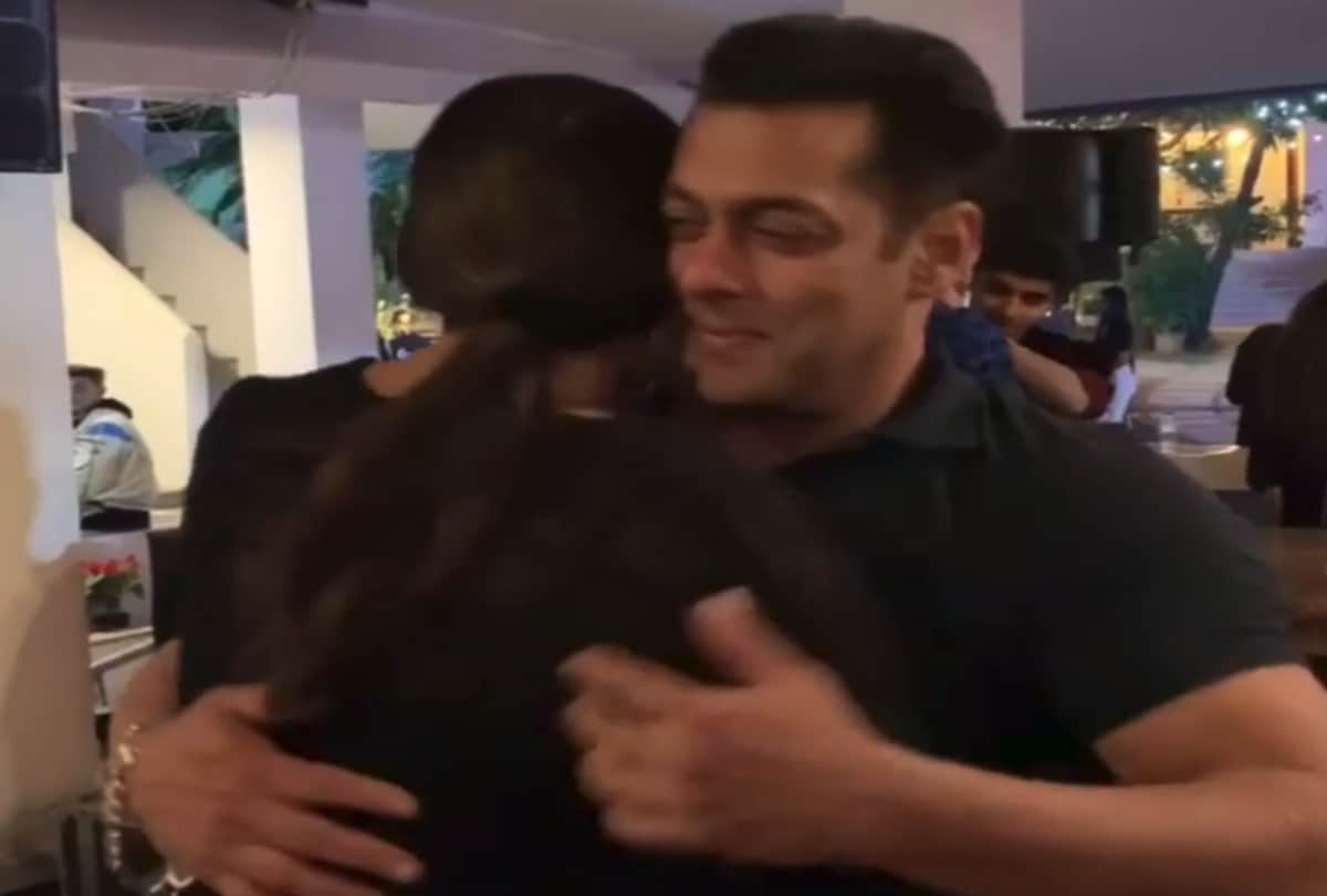 Sushmita gives a special gift to Boyfriend on birthday, video viral