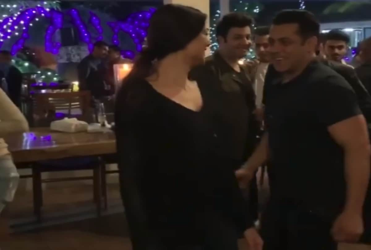 Sushmita Sen teaching I Love You to boyfriend Rohman Shawl in Bengali language