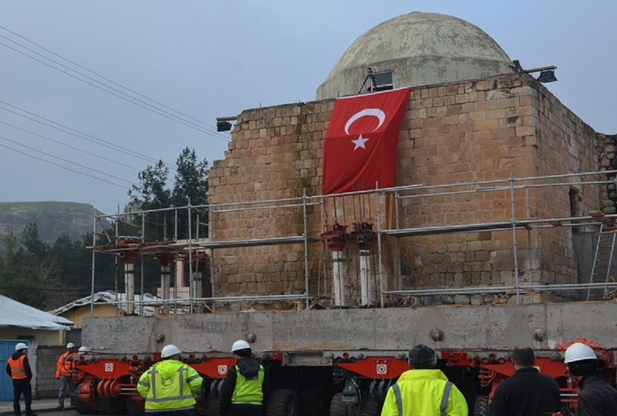 600 years old Historical mosque moved to another place in Turkey
