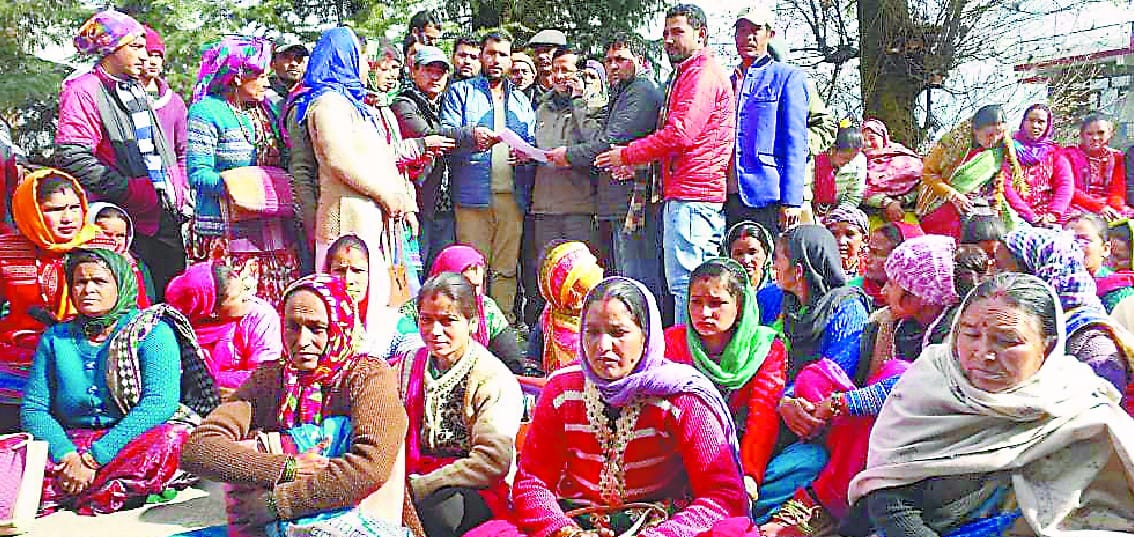 Villagers encircle SDM office