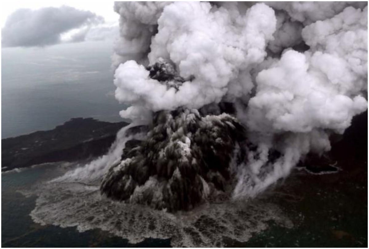 Indonesia gives alert of volcano eruption danger