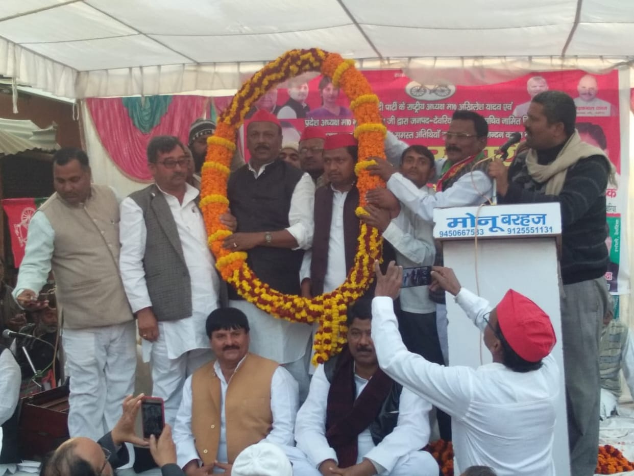 सम्मान समारोह में सरकार पर जमकर बरसे सपाई