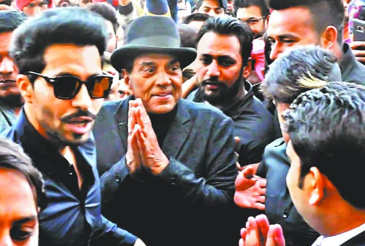 Bollywood Actor Dharmendra Told about First Love and Secret to be Movie Artist