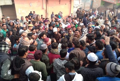 police reach to catch cow slaughter accused in muradnagar up, police face protest one injured
