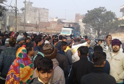 police reach to catch cow slaughter accused in muradnagar up, police face protest one injured