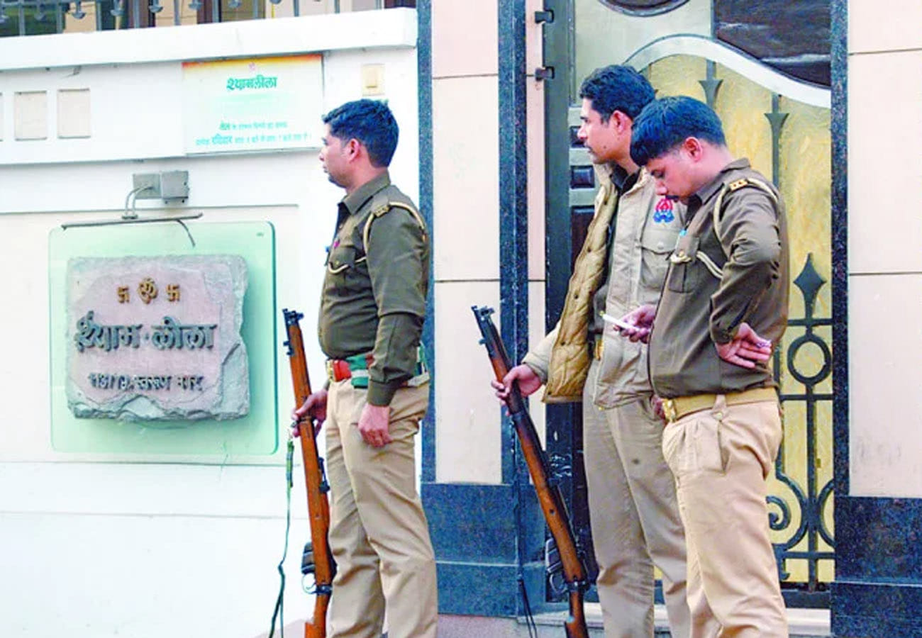 Income tax department will file case against builder Anand khatri in kanpu