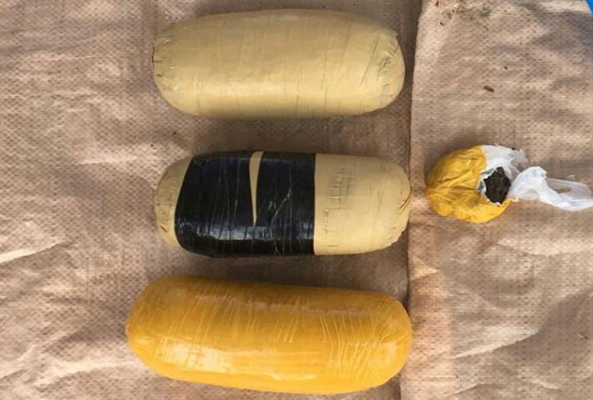 joint BSF-Army-DRI team recovered three packets of heroin in Akhnoor area, approximate cost 15 crore