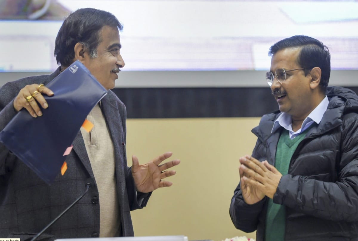 bjp volunteers hoots cm kejriwal by cough sound nitin gadkari interrupts video viral