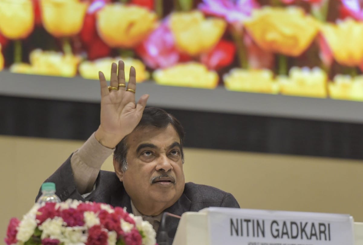 bjp volunteers hoots cm kejriwal by cough sound nitin gadkari interrupts video viral
