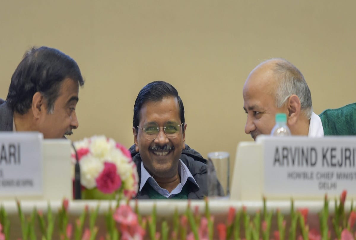 bjp volunteers hoots cm kejriwal by cough sound nitin gadkari interrupts video viral