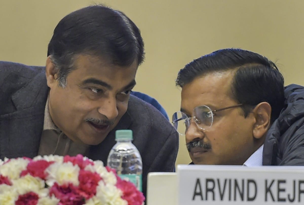 bjp volunteers hoots cm kejriwal by cough sound nitin gadkari interrupts video viral