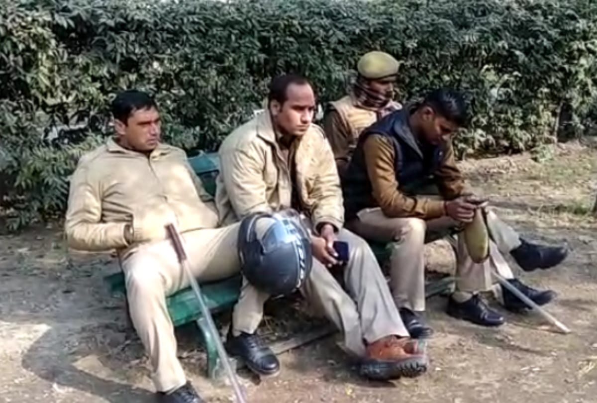 noida namaz row police force outside sector 58 park authority wets park so no namaz could happen