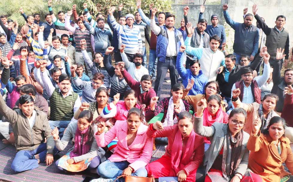 डिप्लोमा इंजीनियर संघ ने दिया धरना
