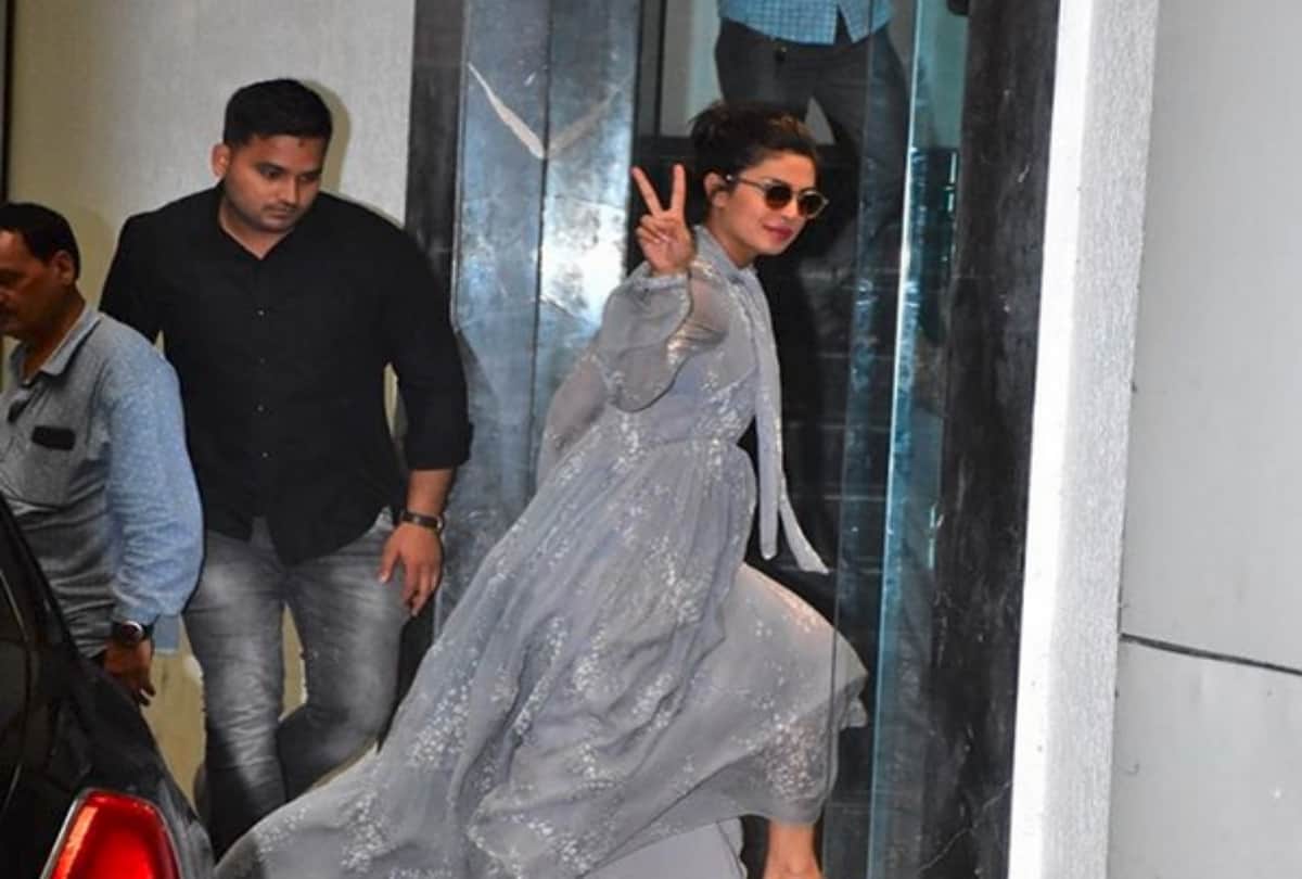 Sonam Kapoor or Priyanka Chopra Who carry this grey maxi dress better