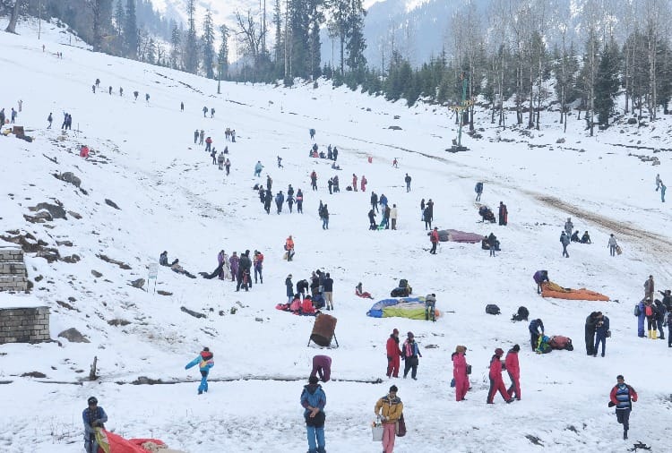 नव वर्ष से पहले मनाली में उमड़ने लगे पर्यटक