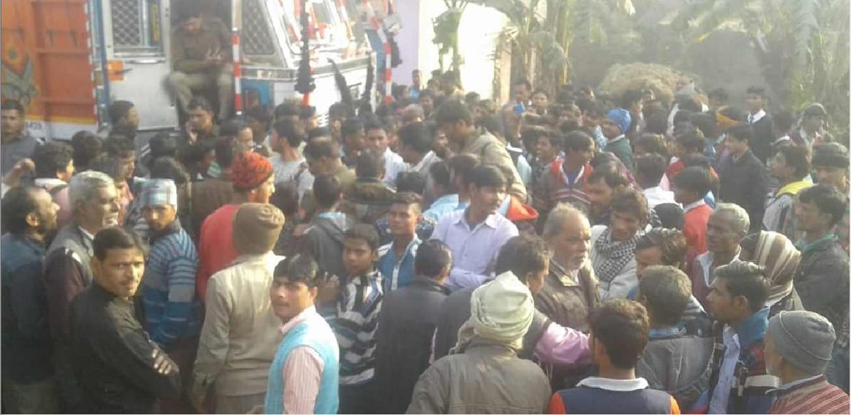 हादसे के बाद गुस्साए ग्रामीणों ने लगाया जाम, नारेबाजी