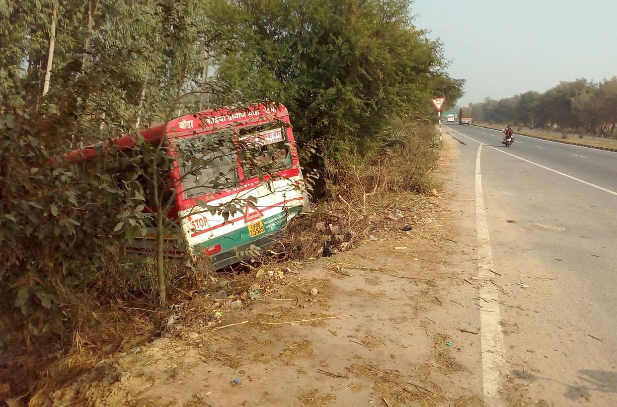 ओवरटेक में रोडवेज बस बेकाबू, गड़ढे में गई