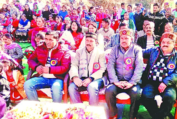 साक्षी ठाकुर को सर्वश्रेष्ठ विद्यार्थी का पुरस्कार