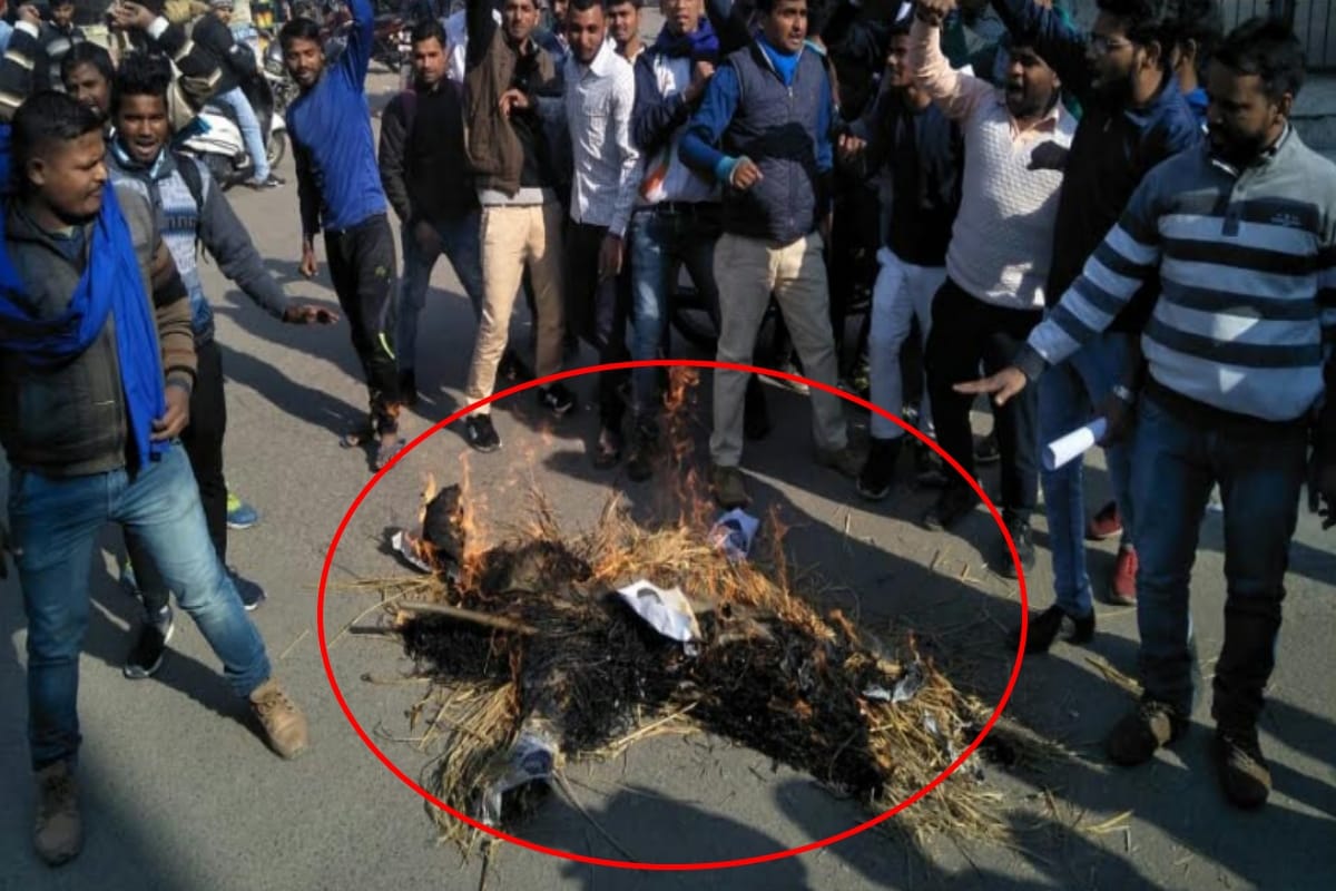 Bhim Army supporters burn the effigy of Maharashtra government  Muzaffarnagar